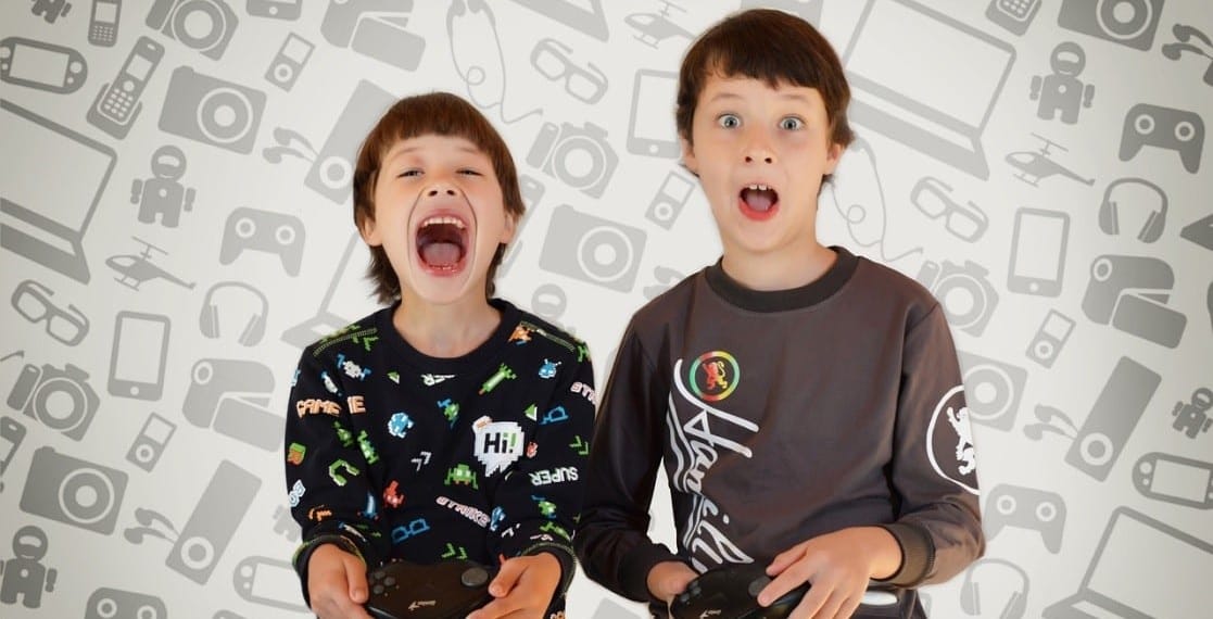 Chicos reaccionan sorprendidos ante la noticia de cuándo va a salir PlayStation 6