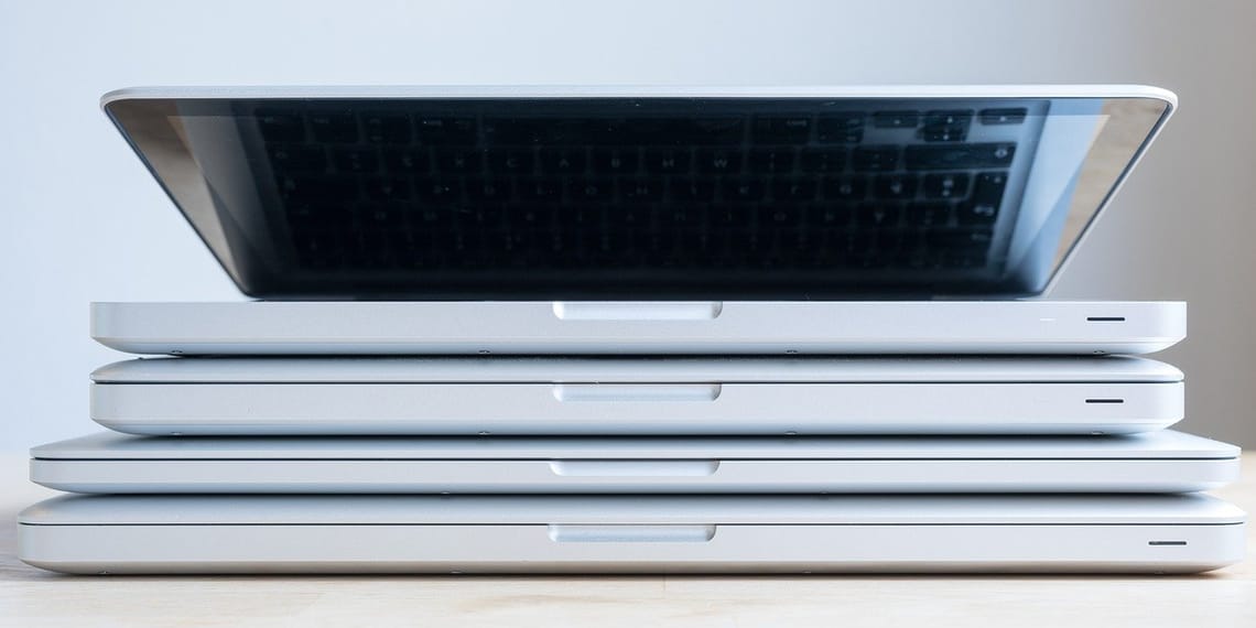 Laptops usadas y apiladas de menor a mayor tamaño, listas para proyectos de autonomía energética.