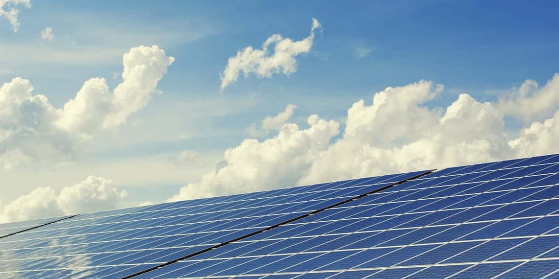 Fuente: https://www.pexels.com/es-es/foto/tablero-de-panel-solar-azul-356036/
