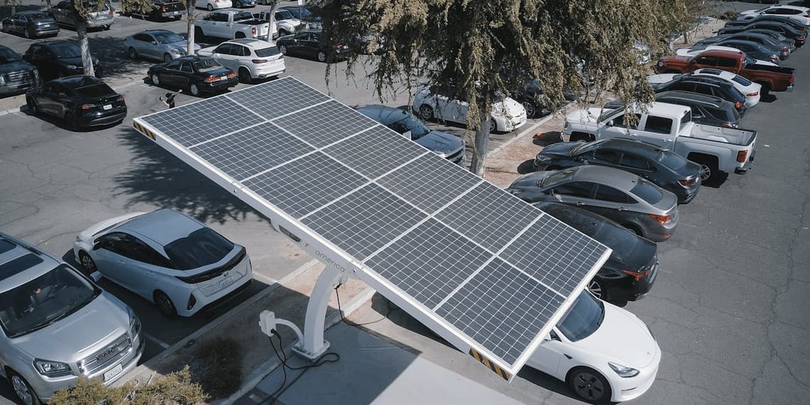 Coches eléctricos y paneles solares: ¿Es posible cargar tu vehículo con energía solar en casa?