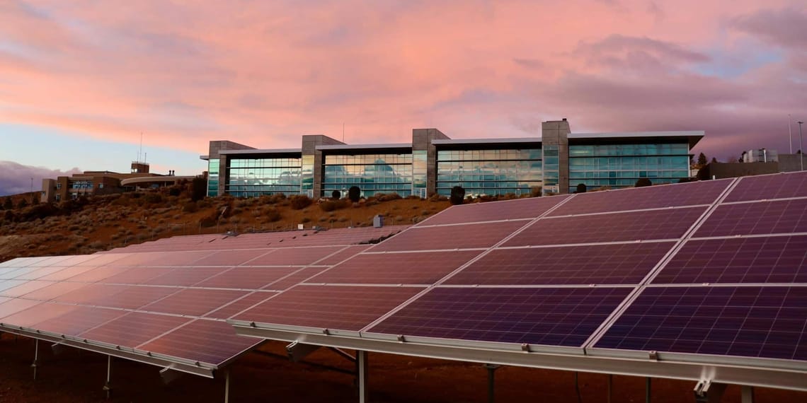 Paneles solares bajo edificio