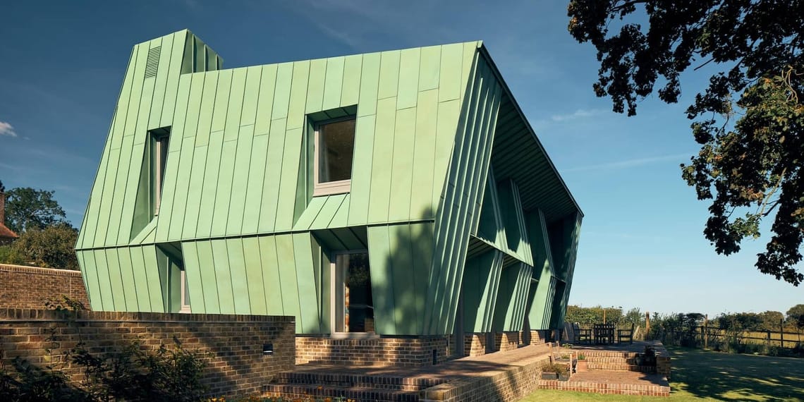 Te invitamos a conocer la increíble casa que se autoabastece como una central eléctrica: la Copper Bottom, obra diseñada por el arquitecto Adrian James.
