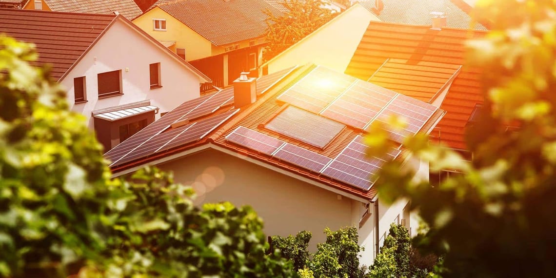 Vecinos instalando baterías en un banco de energía comunitaria solar