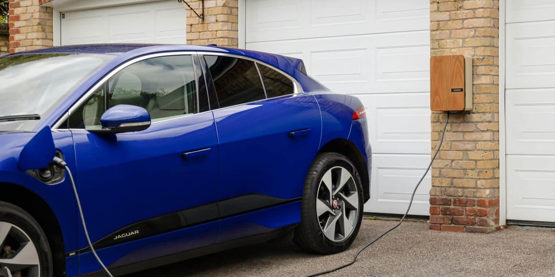 Coche eléctrico cargando una vivienda con tecnología bidireccional