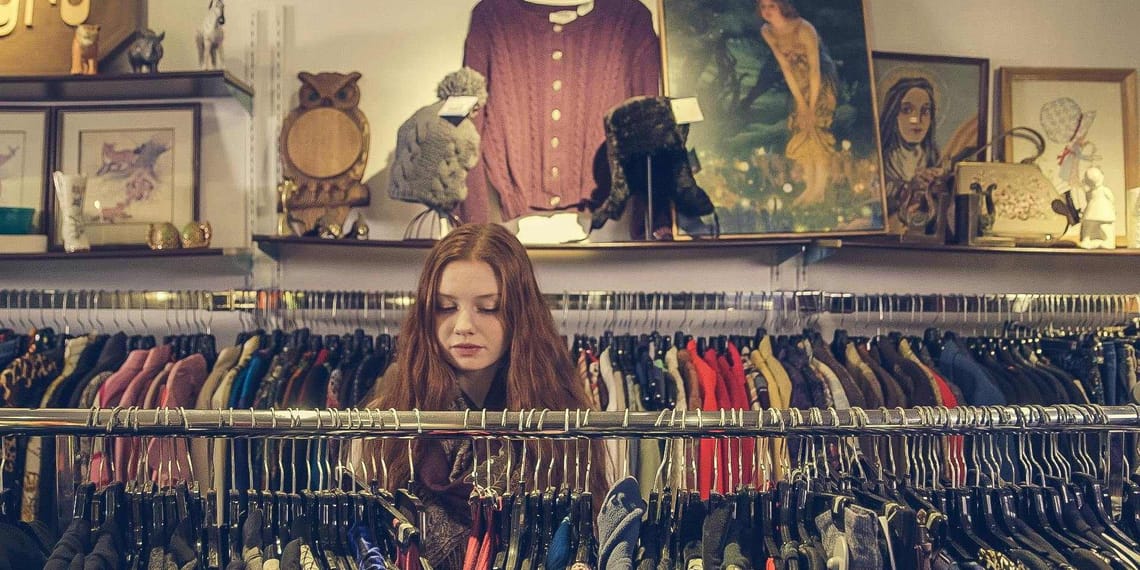 Personas participando en el reciclaje textil sostenible