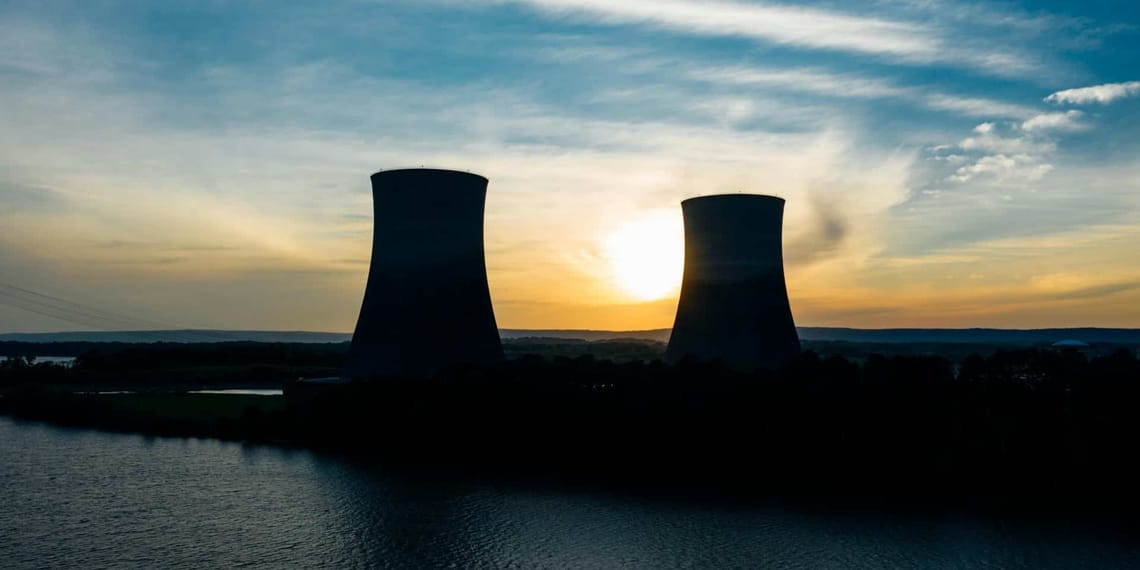 Planta nuclear con instalaciones modernas de producción de hidrógeno rosa