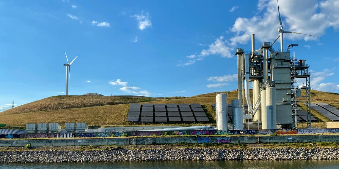 Paneles solares y molinos de viento interconectados digitalmente con nodos de datos en un atardecer