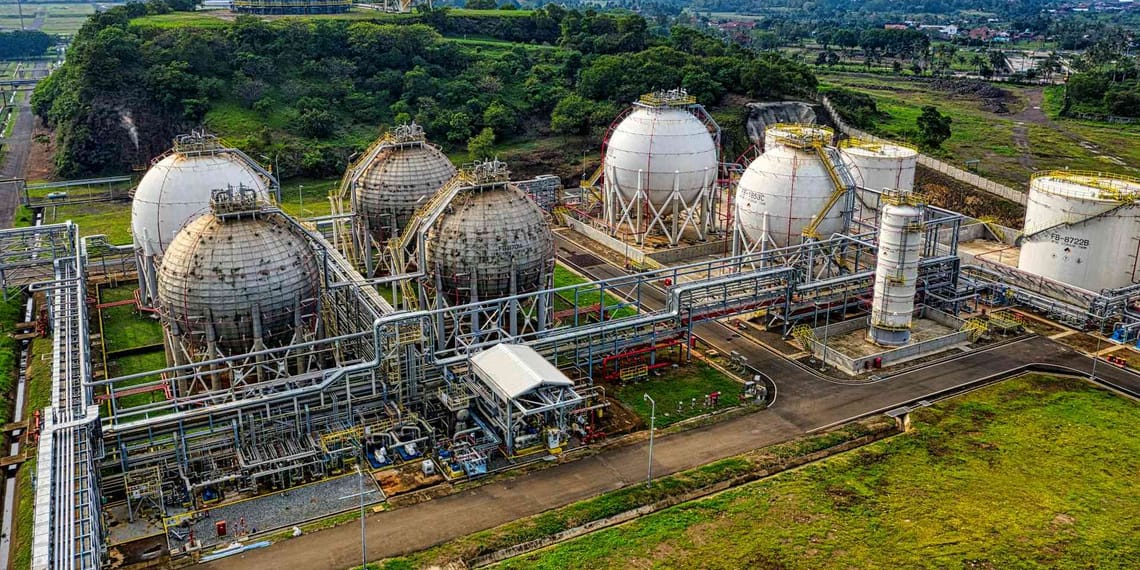 La imagen muestra una planta industrial de captura de CO2 con canalizaciones subterráneas