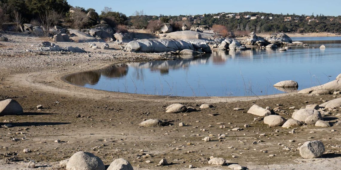 Sistema doméstico de recogida de agua de lluvia conectado a bidón y filtro