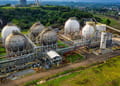 La imagen muestra una planta industrial de captura de CO2 con canalizaciones subterráneas