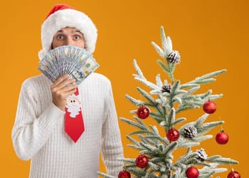 Personas disfrutando por todo lo que pudo ahorrar en Navidad