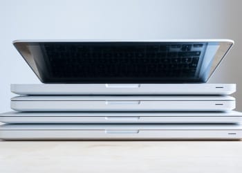 Laptops usadas y apiladas de menor a mayor tamaño, listas para proyectos de autonomía energética.