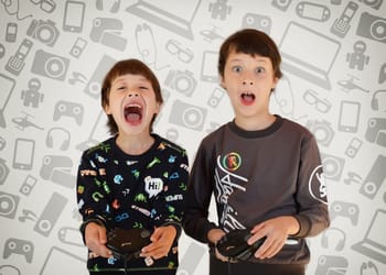 Chicos reaccionan sorprendidos ante la noticia de cuándo va a salir PlayStation 6