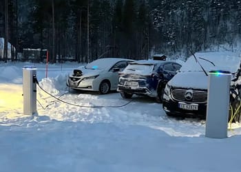 Casi el 90% de los coches vendidos en Noruega en 2024 son eléctricos: ¿Qué sucede con la gasolina? Mantienen la gasolina por los turistas