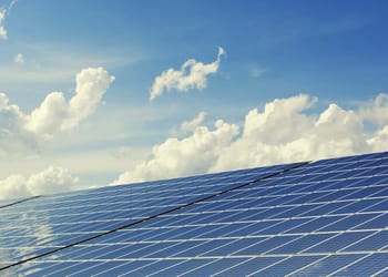 Fuente: https://www.pexels.com/es-es/foto/tablero-de-panel-solar-azul-356036/