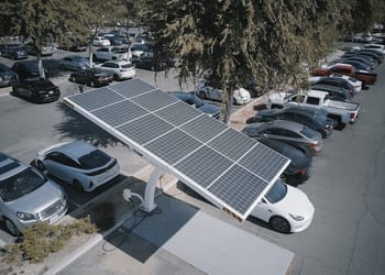 Coches eléctricos y paneles solares: ¿Es posible cargar tu vehículo con energía solar en casa?