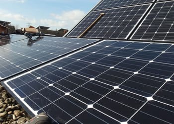 Sistemas híbridos de geotermia y solar