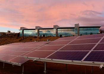 Paneles solares bajo edificio