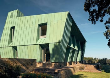 Te invitamos a conocer la increíble casa que se autoabastece como una central eléctrica: la Copper Bottom, obra diseñada por el arquitecto Adrian James.