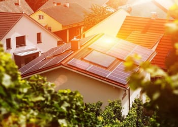 Vecinos instalando baterías en un banco de energía comunitaria solar