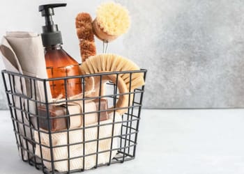 Familia limpiando la cocina con productos caseros y sin tóxicos