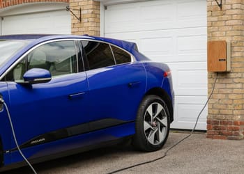 Coche eléctrico cargando una vivienda con tecnología bidireccional