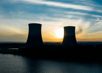 Planta nuclear con instalaciones modernas de producción de hidrógeno rosa