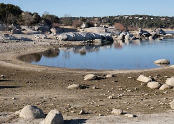 Sistema doméstico de recogida de agua de lluvia conectado a bidón y filtro
