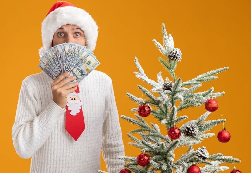 Personas disfrutando por todo lo que pudo ahorrar en Navidad
