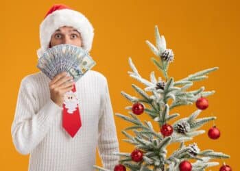 Personas disfrutando por todo lo que pudo ahorrar en Navidad