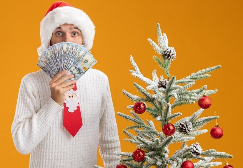 Personas disfrutando por todo lo que pudo ahorrar en Navidad