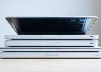 Laptops usadas y apiladas de menor a mayor tamaño, listas para proyectos de autonomía energética.