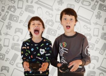 Chicos reaccionan sorprendidos ante la noticia de cuándo va a salir PlayStation 6