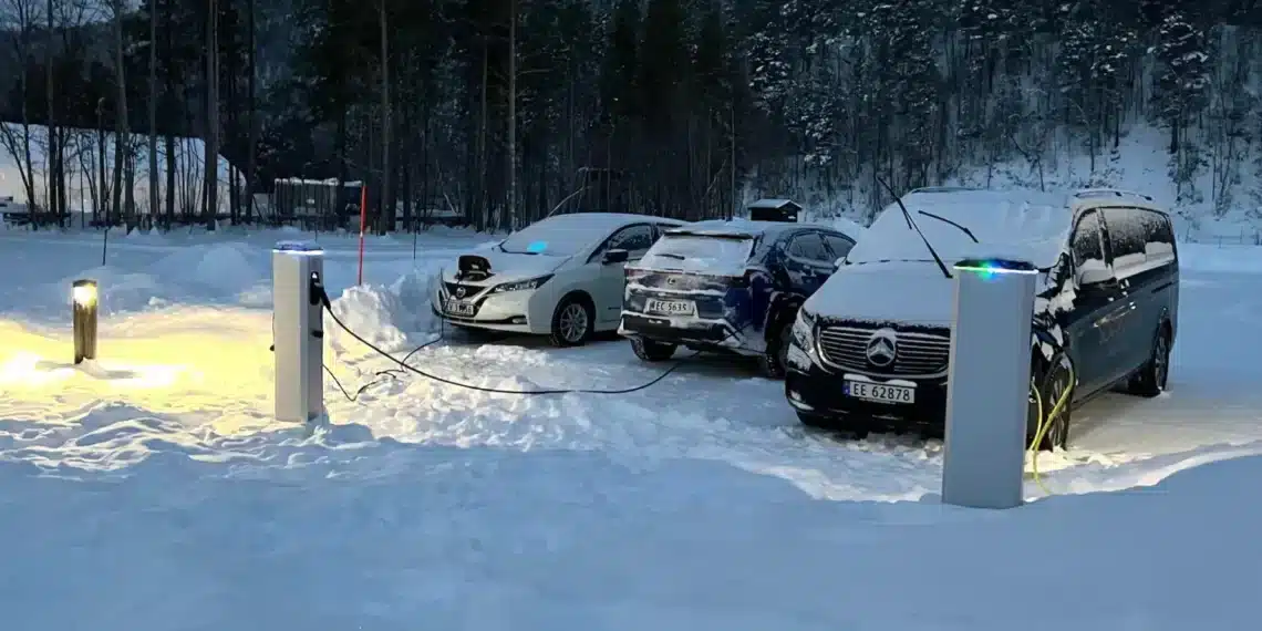 Casi el 90% de los coches vendidos en Noruega en 2024 son eléctricos: ¿Qué sucede con la gasolina? Mantienen la gasolina por los turistas