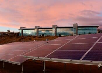 Paneles solares bajo edificio