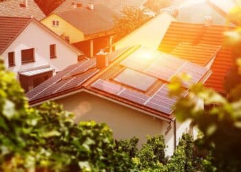 Vecinos instalando baterías en un banco de energía comunitaria solar