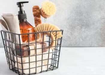Familia limpiando la cocina con productos caseros y sin tóxicos