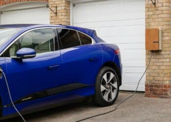 Coche eléctrico cargando una vivienda con tecnología bidireccional