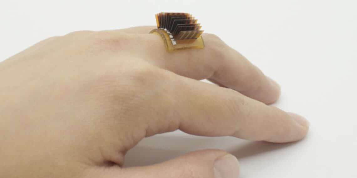 Pulsera termoeléctrica que convierte calor corporal en electricidad para un smartwatch