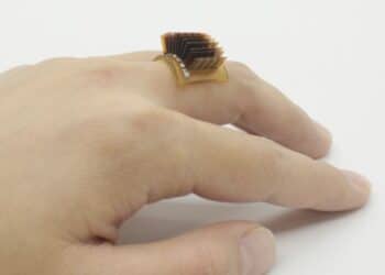 Pulsera termoeléctrica que convierte calor corporal en electricidad para un smartwatch
