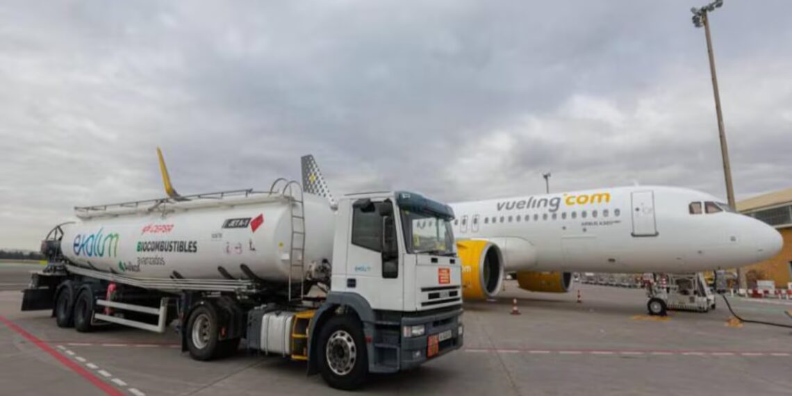 Avión repostando SAF junto a camión con logo “Fuel Green”