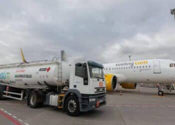Avión repostando SAF junto a camión con logo “Fuel Green”