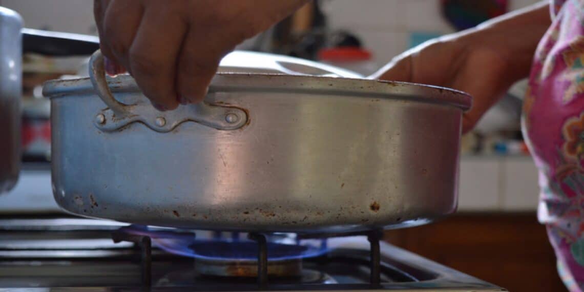 familia cocinando con biogás generado en su biodigestor doméstico