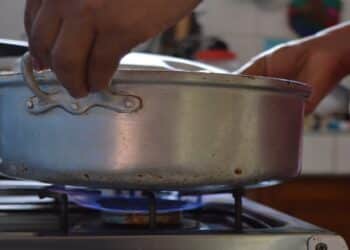 familia cocinando con biogás generado en su biodigestor doméstico
