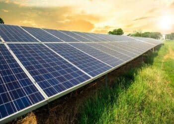 Técnico asegura inversor solar doméstico con red IoT segregada