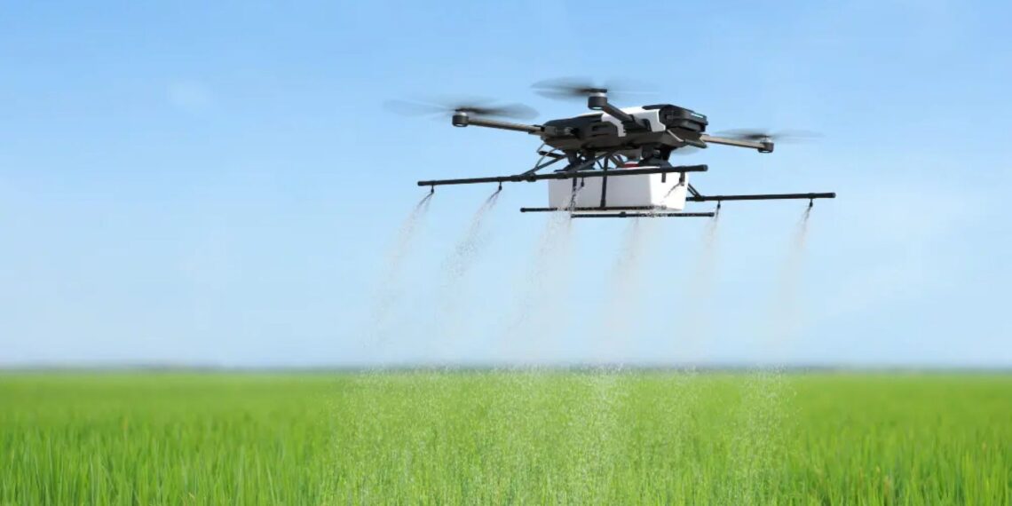 dron pulverizando microniebla sobre cultivo de lechugas