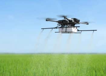 dron pulverizando microniebla sobre cultivo de lechugas