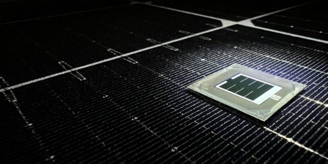 Módulo con celdas solares tándem perovskita silicio en un tejado residencial