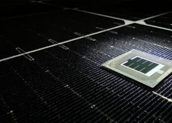 Módulo con celdas solares tándem perovskita silicio en un tejado residencial