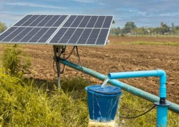 Sistema de bombeo solar con batería de hierro-aire alimentando riego nocturno en finca